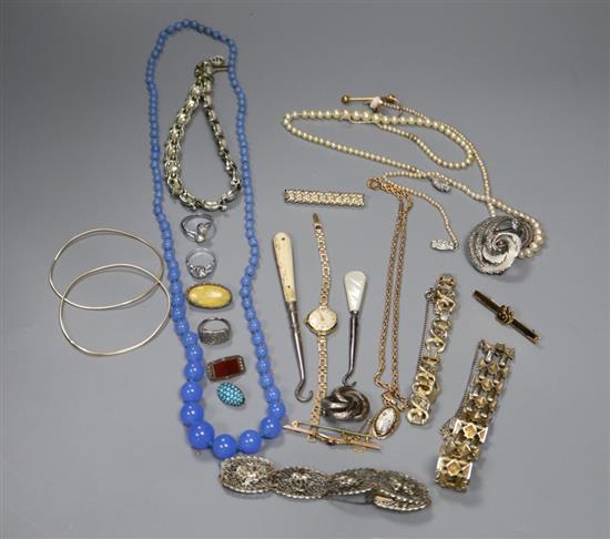 A ladys 9ct gold watch on a 9ct strap, a 9ct bar brooch, a 9ct ropetwist chain, a Regency pendant (a.f.) and mixed jewellery.